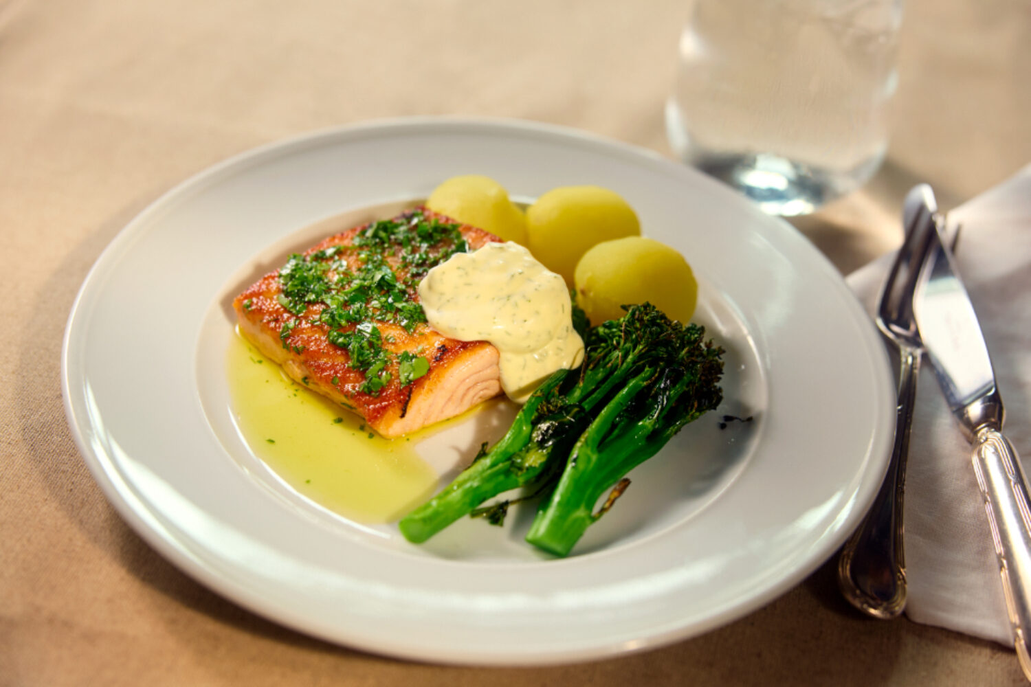 SommerSALMA® med dillsaus og urtevinaigrette