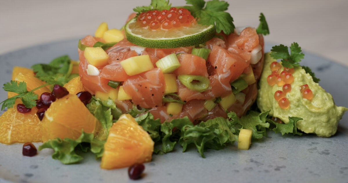 Laxtartar med apelsinsallad