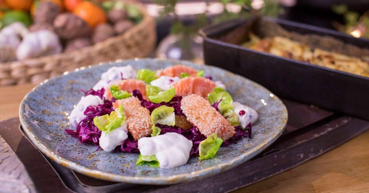 Laxstataki med rödkålssallad och potatisgratäng | Lax recept | SALMA®