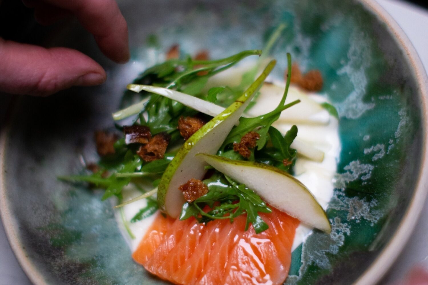 Laks med kremet feta, pære og sprø krutonger