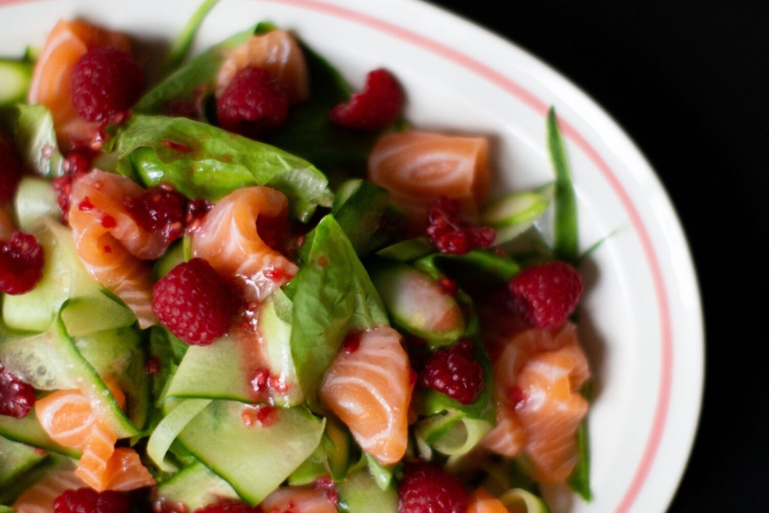 Laks med bringebær-vinaigrette