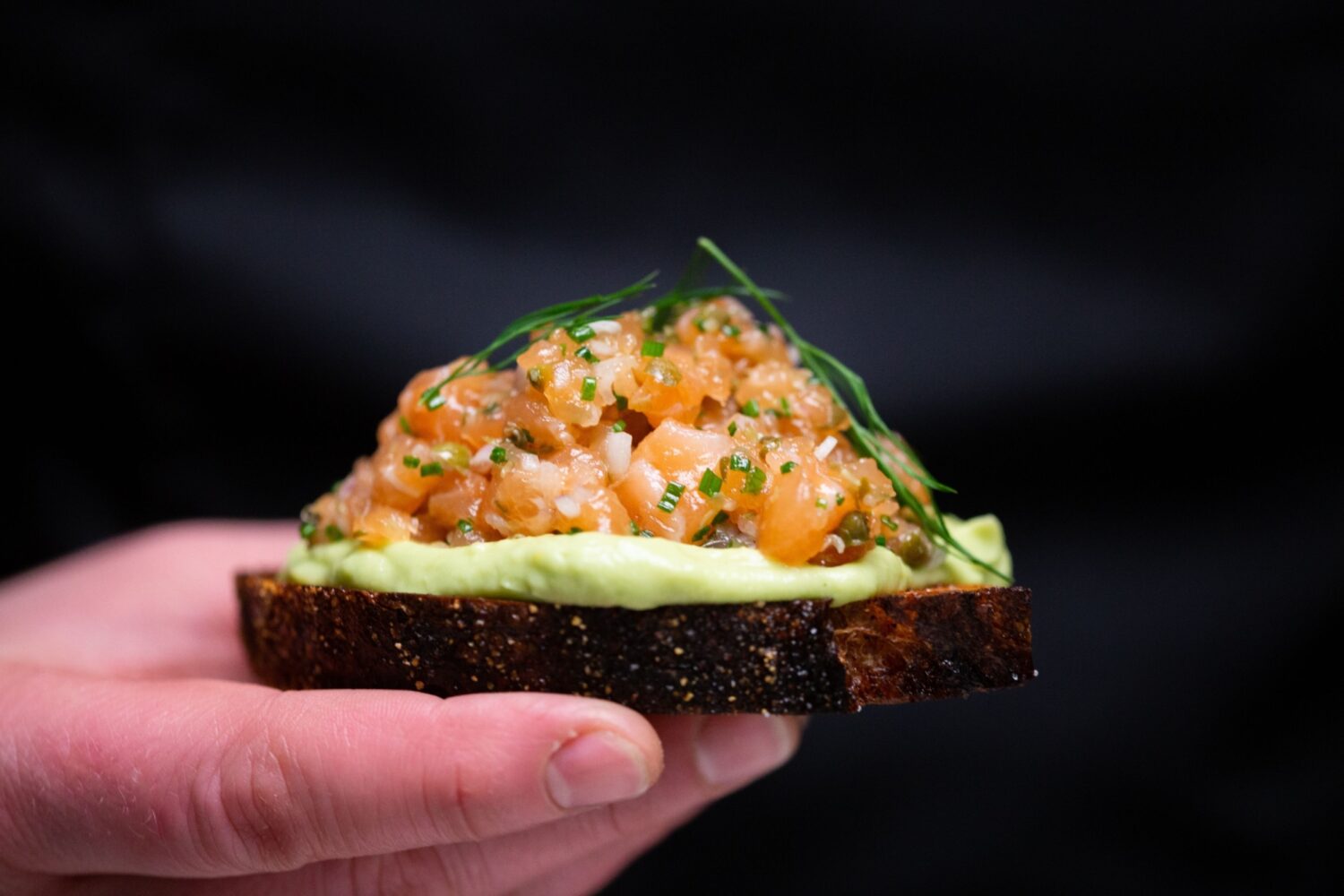 Tartar av laks, avokadokrem og grillet brød