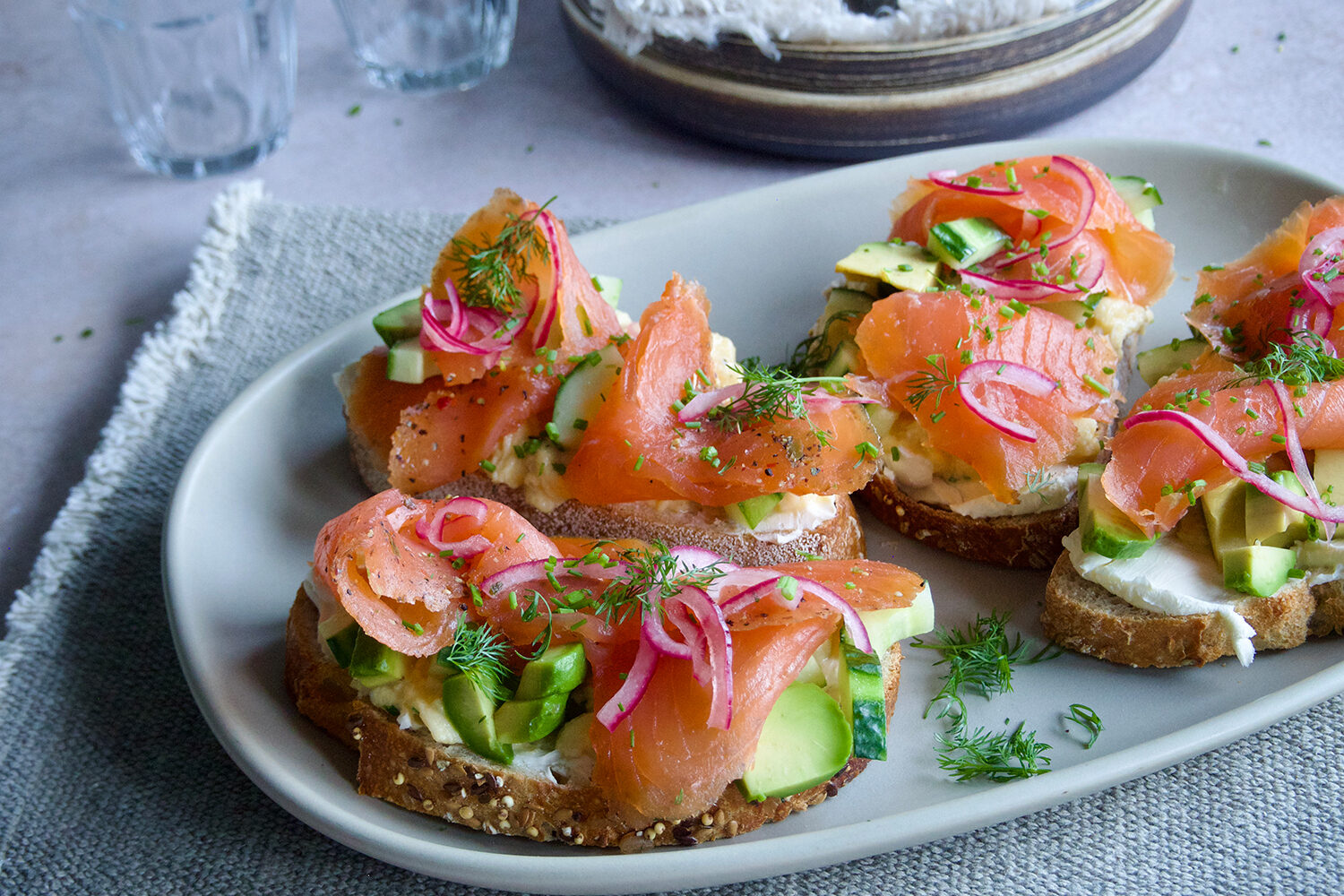 Avokadotoast med røkelaks og eggerøre