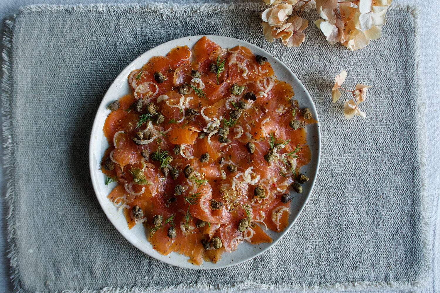 carpaccio med røkt laks, kapers og sennepsaus