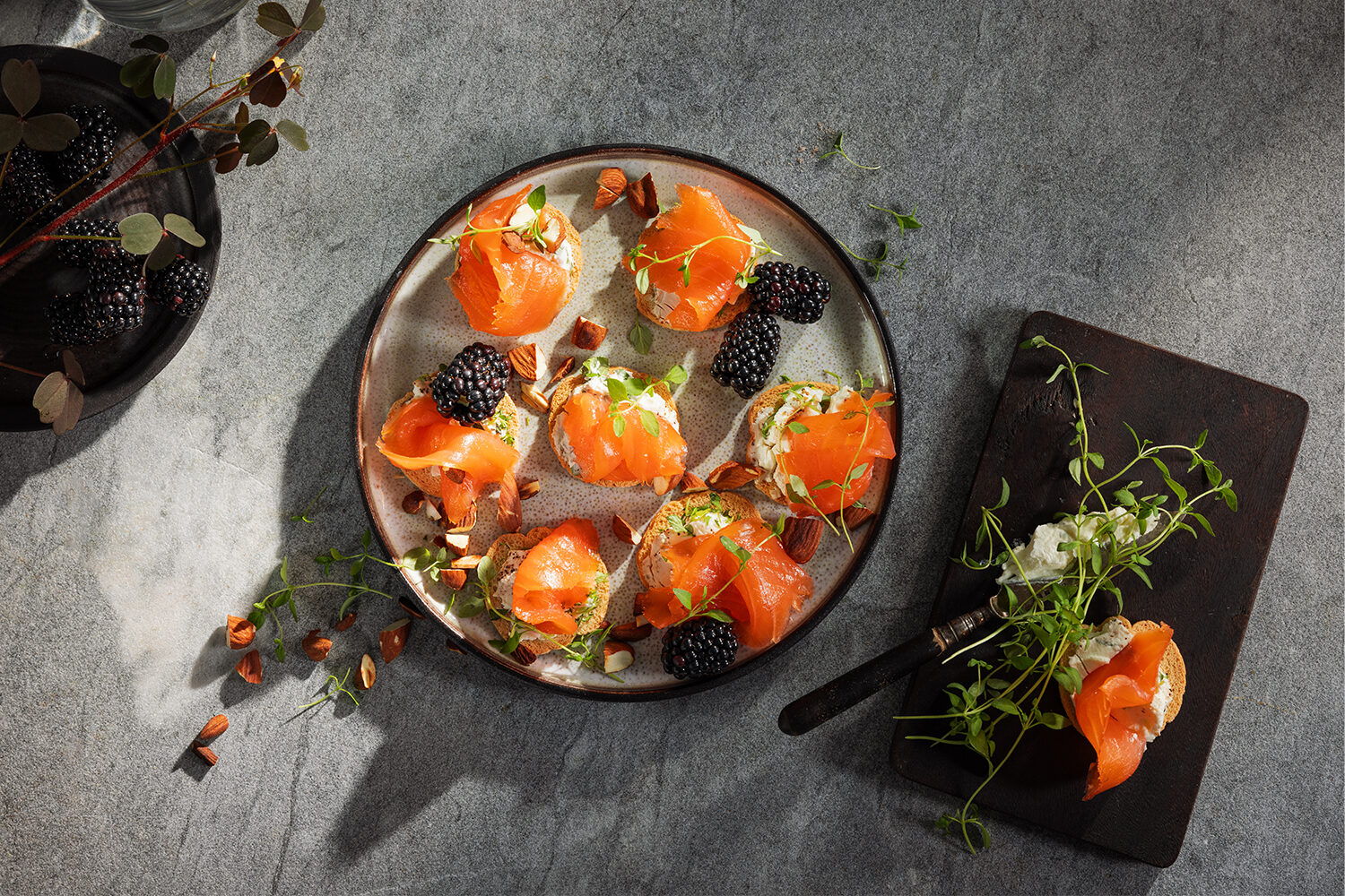 toast med røkt laks og snøfisk