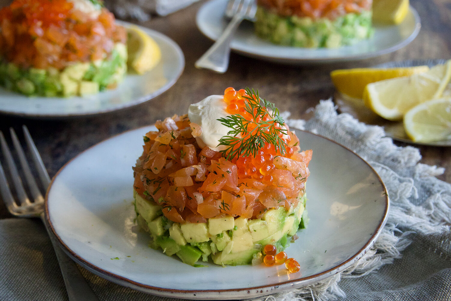 laksetartar med avokado og røkelaks