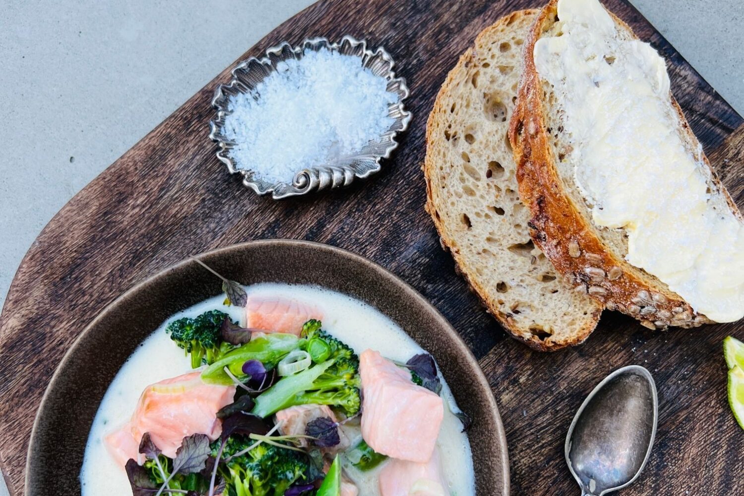 enkel fiskesuppe med laks og brød på fjøl