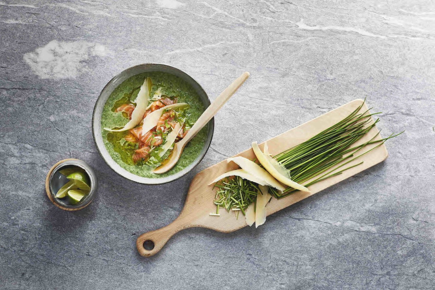 fiskesuppe med laks, blomkål og spinat