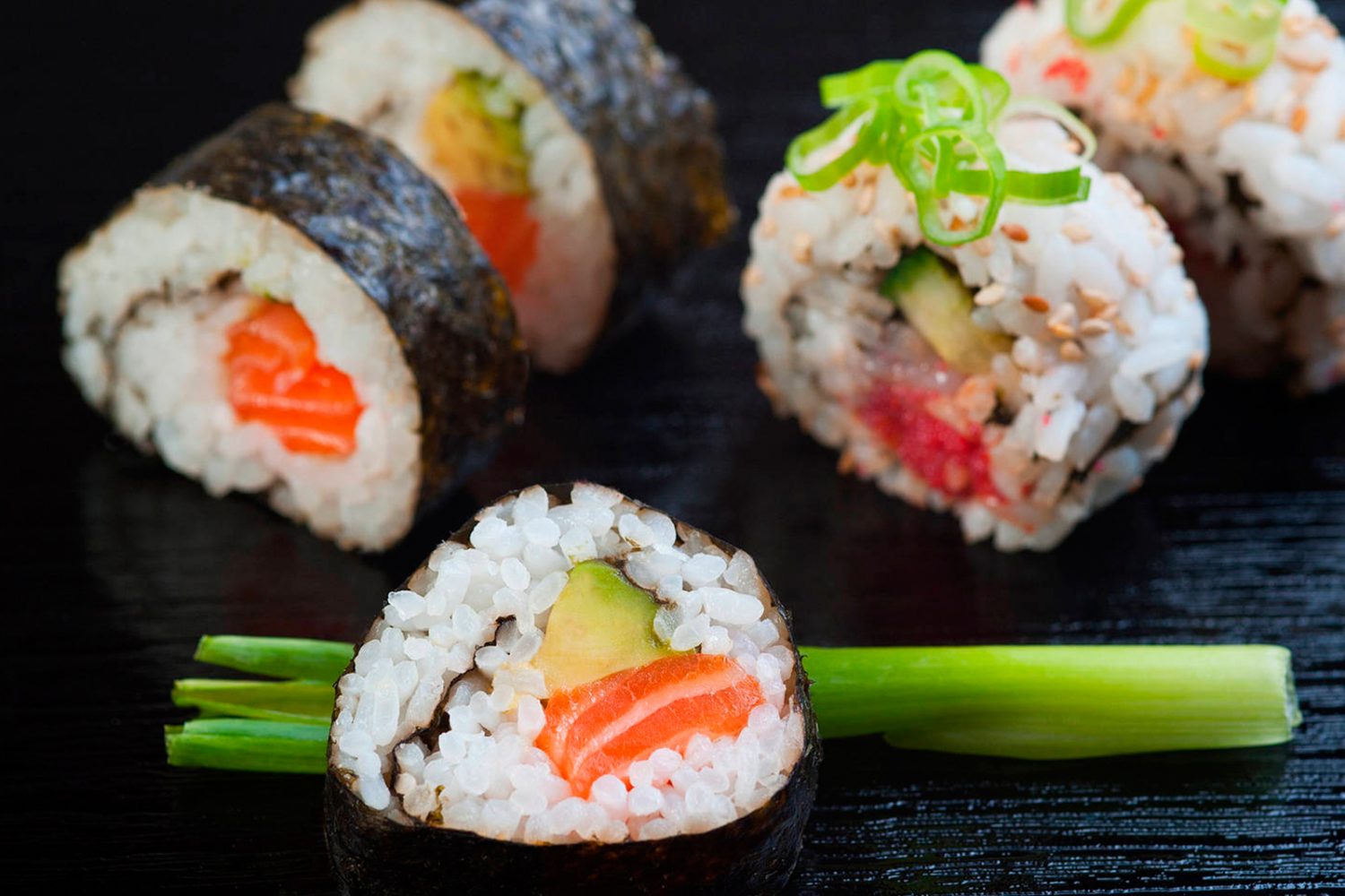 Maki Sushi - nydelig japansk rett | Oppskrift på laks | Salma